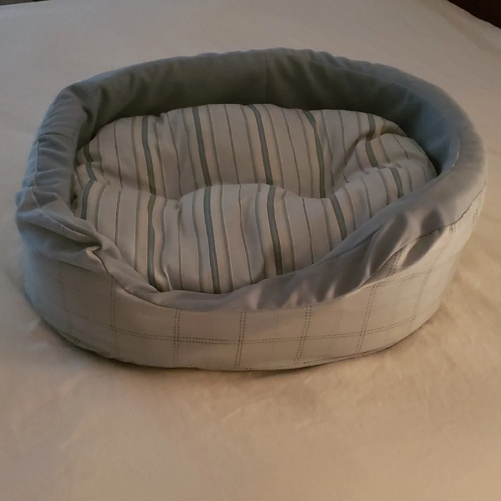 Boots & Barkley Plaid Pet Bed - Preloved